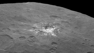 Las fotos más cercanas de Ceres muestran decenas de puntos brillantes